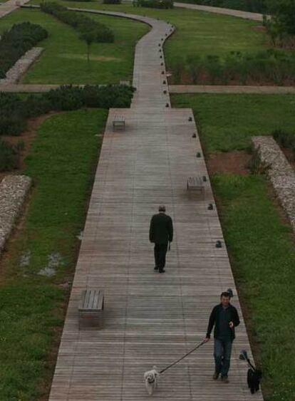 El parque de Miraflores, obra de Juan Cuenca,  junto al Guadalquivir.