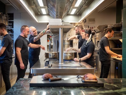 El equipo de OSA, con Jorge Muñoz (tercero por la izquierda) y Sara Peral, en la cocina del restaurante, el 2 de marzo.