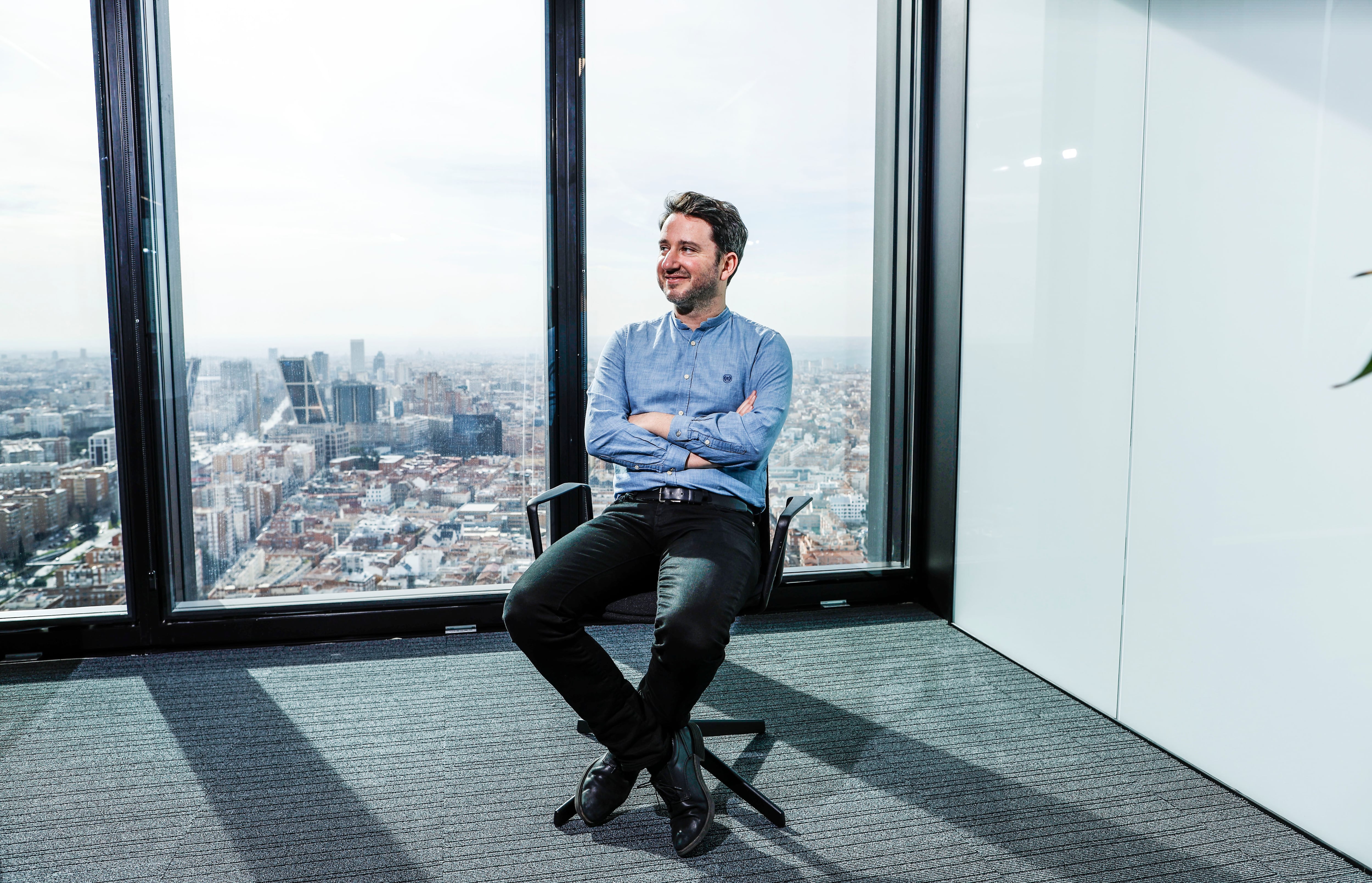 Gabriel Zucman en la torre IE de la Castellana, durante una entrevista con EL PAÍS.