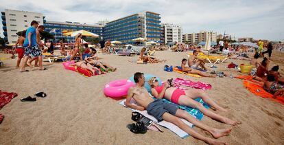 Turistas en la playa de Santa Susanna en Barcelona.