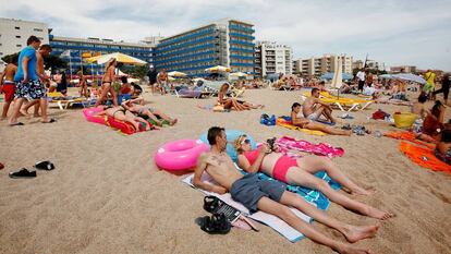 Turistas en la playa de Santa Susanna en Barcelona.