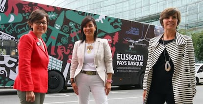 De izquierda a derecha, Mertxe Garmendia, Itziar Epalza y Arantza Madariaga, este viernes en Bilbao ante el autobús de promoción turística.