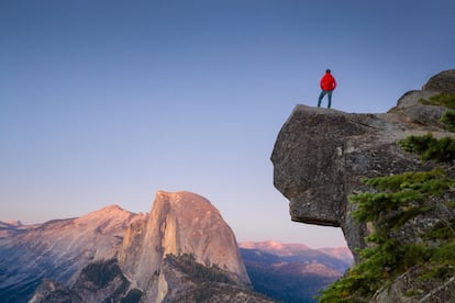 El impresionante valle de Yosemite, atravesado por el río Merced, en California, es uno de los paisajes más bellos de Norteamérica, tapizado por prados sembrados de flores silvestres y cascadas y rodeado por preciosas montañas de granito. El valle ocupa el centro del parque nacional de Yosemite, de 3.108 kilómetros cuadrados y uno de los más populares de Norteamérica. Una vez en su interior, resulta fácil que nos sintamos como en medio de una postal, entre sus pinos majestuosos, sus caudalosos ríos de aguas frías y vigilados por unos impresionantes monolitos de granito, el más famoso de todos El Capitán, que se alza gigante, como un reclamo permanente para los escaladores. En el lado opuesto, la majestuosa cresta del Half Dome, que se eleva 2.500 metros sobre el valle, y es la imagen más famosa del parque nacional. Y en medio de todo, la cascada de Yosemite, la más alta de América del Norte, un salto de agua que cae desde 739 metros, en tres tramos. Otras cascadas cercanas no son tan altas, pero son igual de impresionantes, como la de Bridalveil o Vernal Fall. La foto más típica de Yosemite es la que se toma en el Tunnel View o desde Inspiration Point Trail, un camino de ida y vuelta de unos tres kilómetros que nos llevará hasta Mirror Lake para capturar el cambiante reflejo del Dome en las aguas tranquilas del lago, lleno de agua solo en primavera y principios de verano.