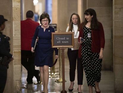 La senadora Susan Collins (izquierda) en los pasillos del Capitolio.