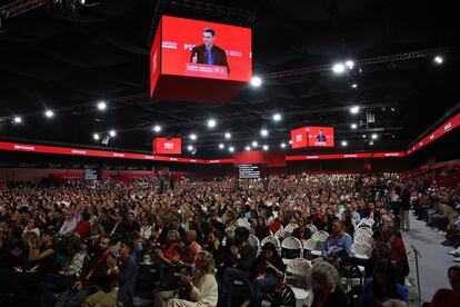 Asistentes al Congreso Federal del PSOE, durante la intervención de Pedro Sánchez, el pasado domingo en Sevilla.