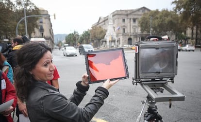 Procés de revelat de la placa del daguerrotip amb llum natural.