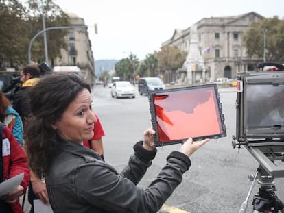 Procés de revelat de la placa del daguerrotip amb llum natural.