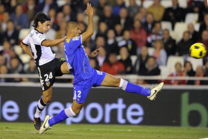 Tino Costa dispara a pesar de la oposición del Cata Díaz y consigue el primer gol del Valencia.