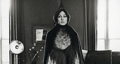 La actriz, vestida con una capa, en una fotograf&iacute;a tomada en 1972. 
