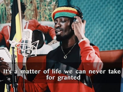 Bobi Wine cantando en el vídeo de su canción Coronavirus Alert.