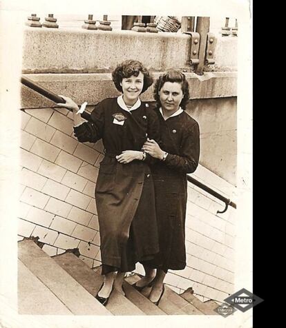 Dos empleadas de Metro de Madrid ataviadas con el uniforme femenino de la empresa en el año 1957. El último gran cambio de uniforme ocurrió en la década de los noventa.