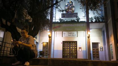 Pancarta proreferèndum a la façana de la Parròquia Sant Medir a Barcelona.