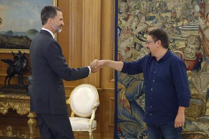 El rey Felipe recibe al portavoz de En Común Podem, Xavier Domènech (d), en el Palacio de la Zarzuela, en la segunda jornada de su ronda de contactos para buscar candidato a la investidura. 