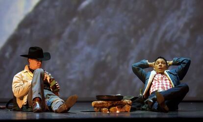 Daniel Okulitch y Tom Randle en el ensayo de la ópera 'Brokeback mountain', en el Teatro Real de Madrid.