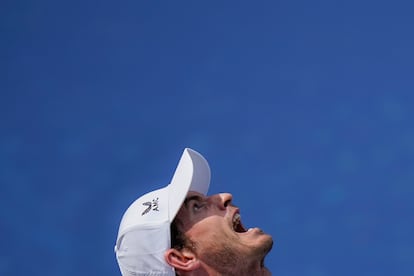 Andy Murray sirve durante un partido reciente en Nueva York.