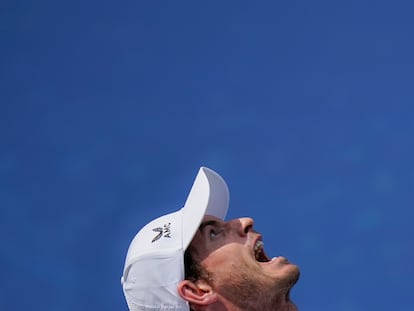 Andy Murray sirve durante un partido reciente en Nueva York.