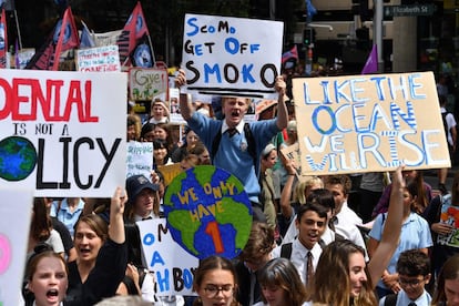 "Están destruyendo nuestro futuro", "No hay un planeta B", rezaban algunas de las pancartas. La consigna más repetida era: "Si ustedes no actúan como adultos, nosotros lo haremos". En la imagen, jóvenes durante la protesta por las calles de Sídney (Australia).
