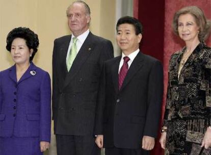 El presidente de Corea del Sur, Roh Moo-Hyun, y su esposa, Kwan Yang-Suk, se encuentra en su primera visita oficial en España.