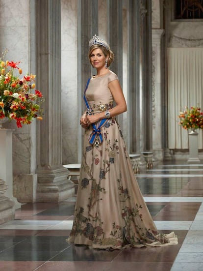 La reina Máxima con un espectacular vestido con detalles orientales firmado Jan Taminiau, el mismo diseñador que ha creado algunos de sus 'looks' más admirados, incluidos el vestido azul con capa que lució el día de la coronación de su esposo como rey de los holandeses.