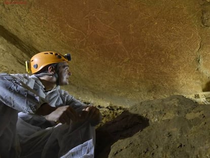 Interior de la cueva de Lekeitio (Bizkaia) donde han sido hallados grabados paleolíticos.