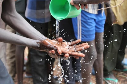 Un niño se lava las manos antes de desayunar en su primera mañana en el centro provisional de atención de UNICEF en Lekuangole (Sudán del Sur). El centro proporciona comida, alojamiento y cuidados médicos a los niños recién liberados por la Facción Cobra.