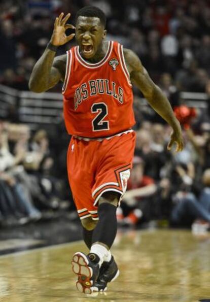 Nate Robinson celebra una canasta