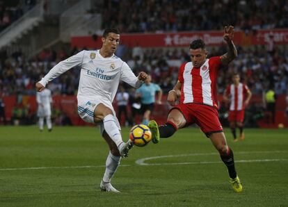 Cristiano Ronaldo (izquierda) y Aday Benítez pelean por el balón.