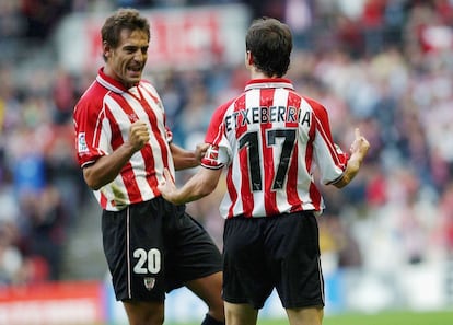 El futbolista del Athletic Club Ismael Urzaiz, a la izquierda de la imagen, celebra un tanto en San Mamés en 2003 junto a Joseba Etxeberria.