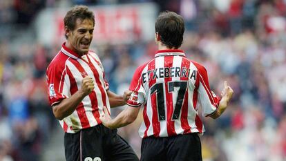 El futbolista del Athletic Club Ismael Urzaiz, a la izquierda de la imagen, celebra un tanto en San Mamés en 2003 junto a Joseba Etxeberria.