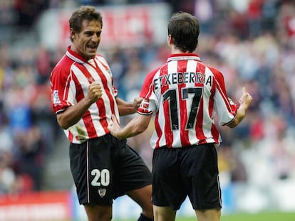 El futbolista del Athletic Club Ismael Urzaiz, a la izquierda de la imagen, celebra un tanto en San Mamés en 2003 junto a Joseba Etxeberria.