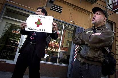 Activistas a favor del consumo de marihuana con fines terapéuticos en San Francisco en 2002.