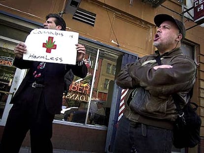 Activistas a favor del consumo de marihuana con fines terapéuticos en San Francisco en 2002.