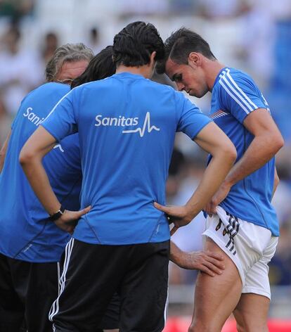 Bale es atendido por los medicos del Real Madrid.