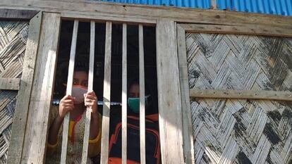 Unas niñas permanecen en su casa durante el confinamiento por la Covid-19 en Bangladés.