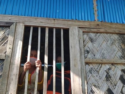 Unas niñas permanecen en su casa durante el confinamiento por la Covid-19 en Bangladés.