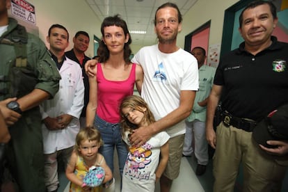A família, após ser atendida em um hospital local.