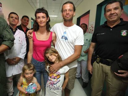 A fam&iacute;lia, ap&oacute;s ser atendida em um hospital local. 