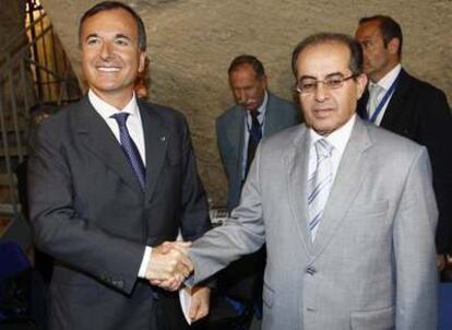 El jefe del Consejo Nacional de Transición (CNT) de Libia, Mahmud Jibril (d) saluda al ministro italiano de asuntos exteriores Franco Frattini durante una conferencia en Nápoles el pasado viernes.