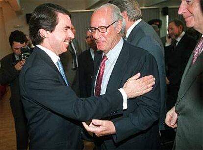 José María Aznar saluda a Miguel Boyer, ayer, en un acto de la Fundación FAES.