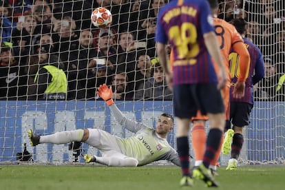 El arquero de Lyon, Anthony Lopes, no logra detener un penalti del Lionel Messi.
