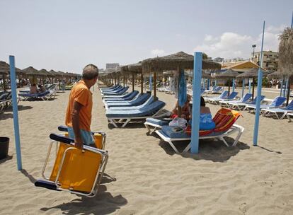 Una vista de la zona de tumbonas en la playa de Torremolinos. La fotografía está tomada a las dos de la tarde del pasado martes.