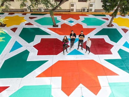 Los miembros de Boa Mistura posn en 'El patio del tiempo'