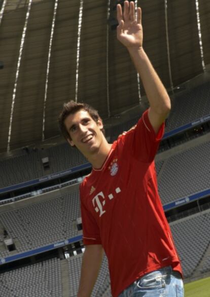 Javi Martinez posa con la camiseta del Bayern