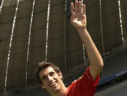 Javi Martinez posa con la camiseta del Bayern