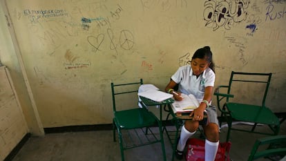 Una niña estudia en su salón de clases en Acapulco, México. (AP Photo/Marco Ugarte, File)