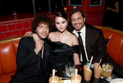 Benny Blanco, Selena Gomez y Édgar Ramírez en el estreno de 'Emilia Pérez' en Los Ángeles, en octubre pasado. 