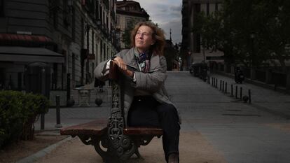 La escritora Julia Navarro, en la plaza de Oriente, en Madrid.