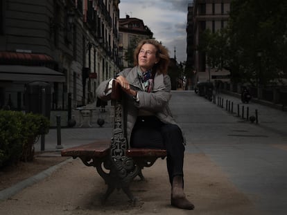 La escritora Julia Navarro, en la plaza de Oriente, en Madrid.
