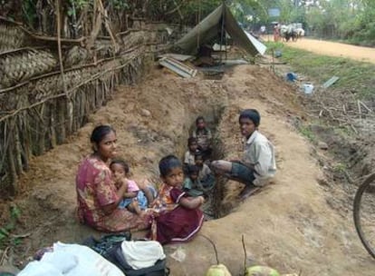 En Vanni, al noreste de Sri Lanka,  los civiles pasan el día cavando trincheras y escondidos en ellas porque los bombardeos del Ejército pueden durar horas.