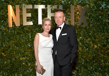 Gillian Anderson y su pareja, Peter Morgan, en una fiesta organizada por Netflix en febrero de 2020.